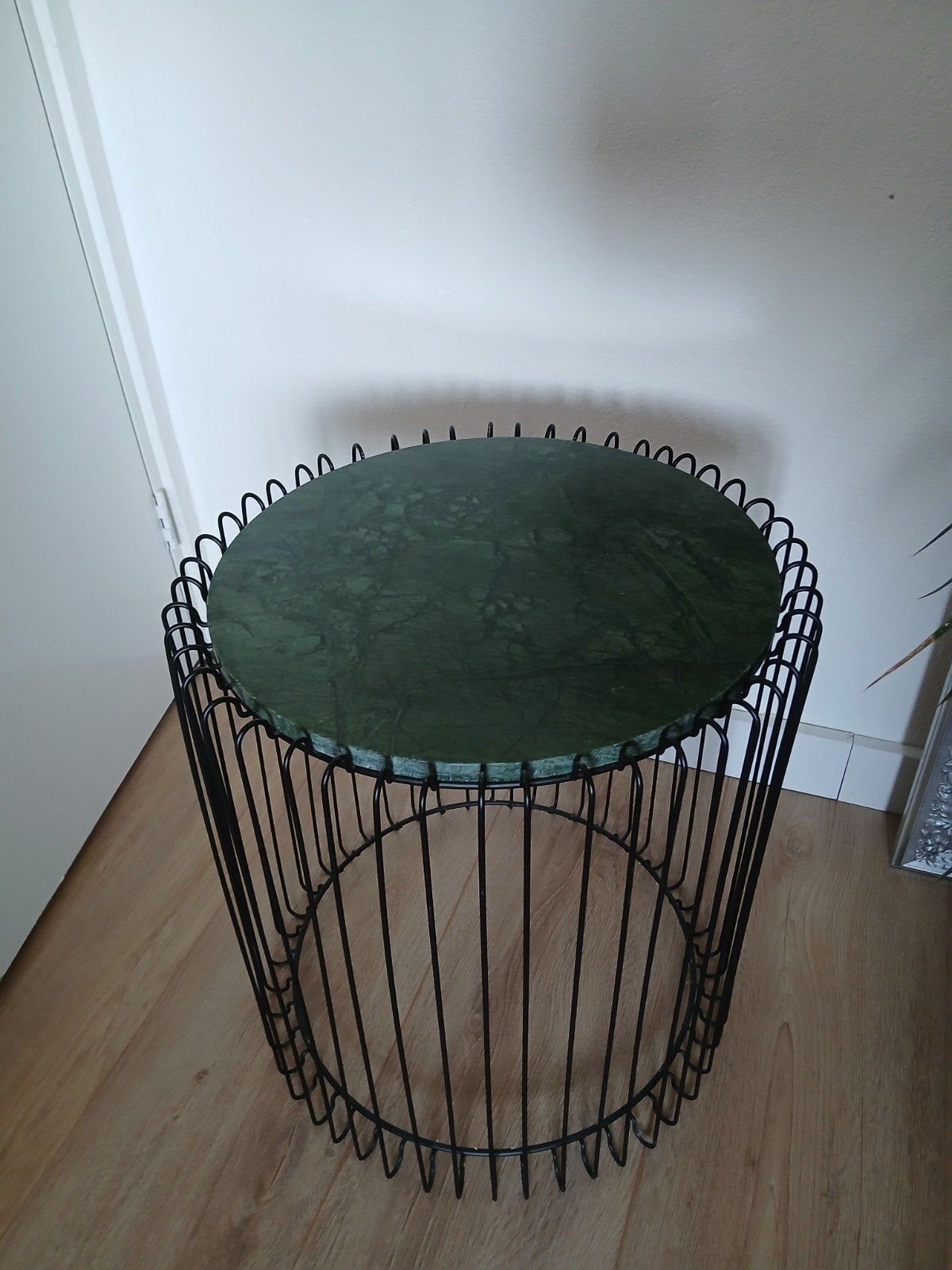 Bijzettafel met groen marmeren blad, Minder dan 55 cm, Metaal of Aluminium, Rond, Zo goed als nieuw