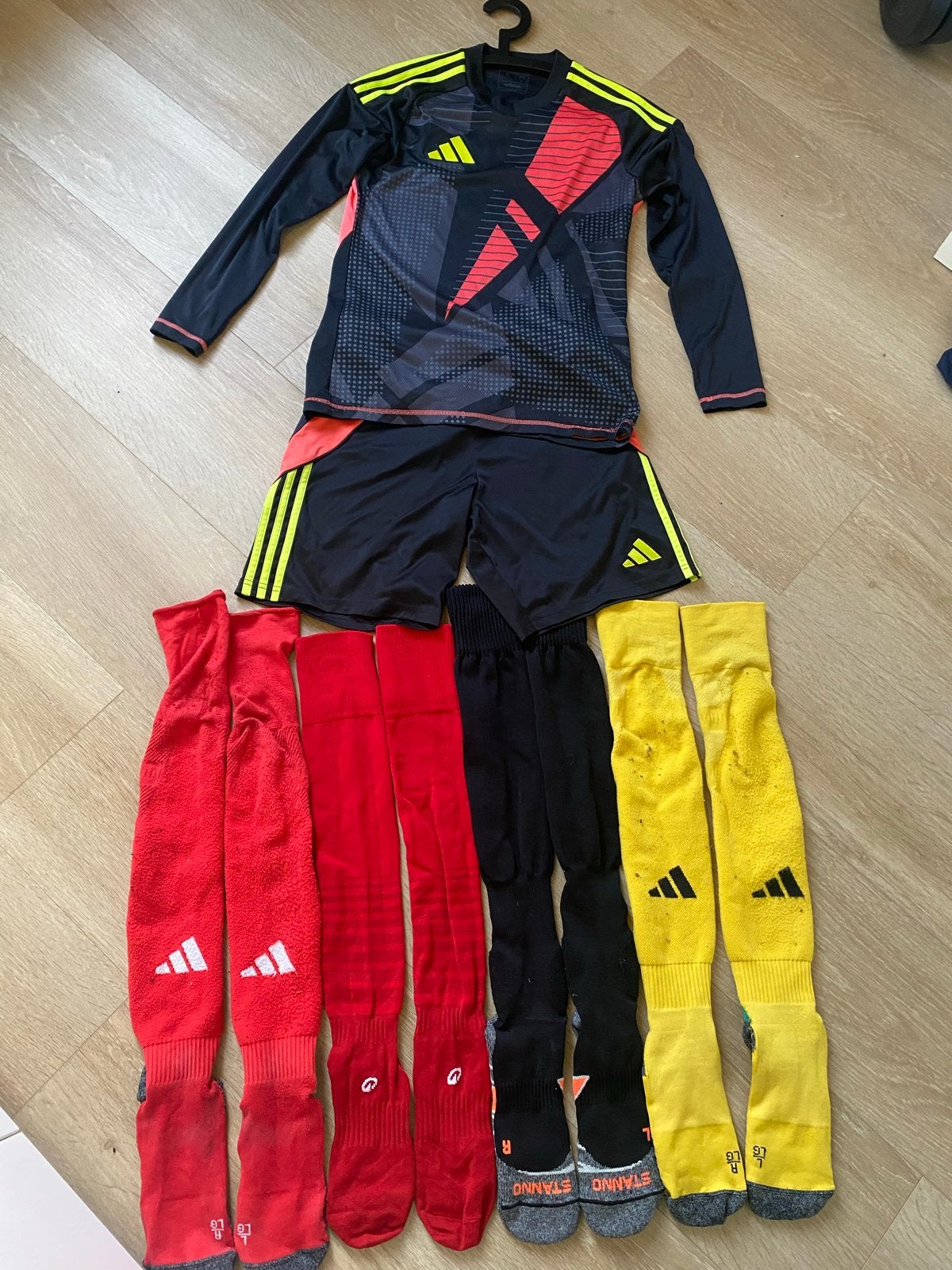 Adidas voetbaltenue met 4 paar sokken, Maat M, Ophalen of Verzenden, Gebruikt, Set
