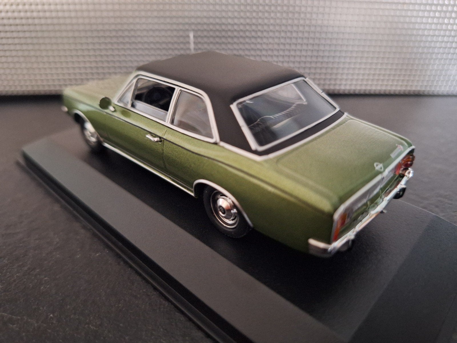 Opel Commodore A 1970 Schaal 1:43, Overige merken, Nieuw, Ophalen of Verzenden, Maxichamps