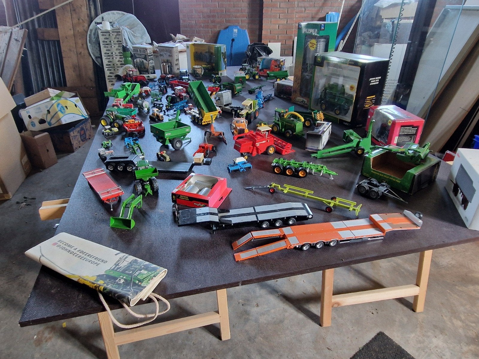 Restant verzameling landbouwminiaturen, veel John  Deere, Ophalen of Verzenden, Groter dan 1:32, Auto, Overige merken