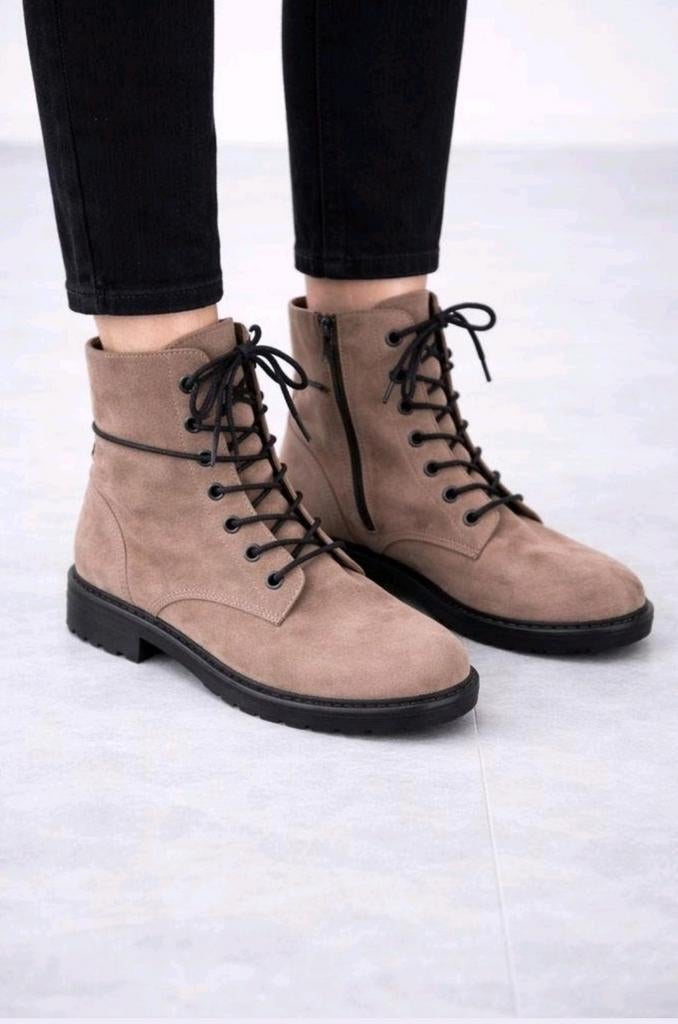 Beige suède enkellaarsjes met veters en rits – maat 41, Kleding | Dames, Schoenen, Hoge laarzen, Beige, Ophalen of Verzenden, Zo goed als nieuw