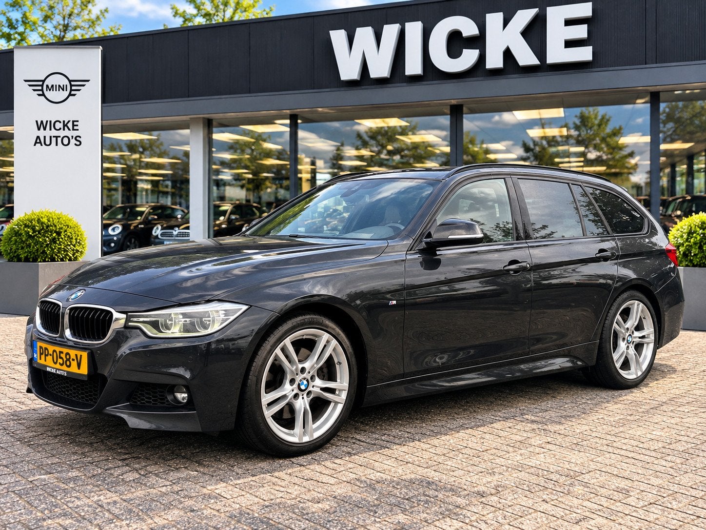 BMW 3-serie Touring 318i M Sport Edition Panorama AUT Leder, Auto's, Automaat, Dealer onderhouden, Gebruikt, 1465 kg
