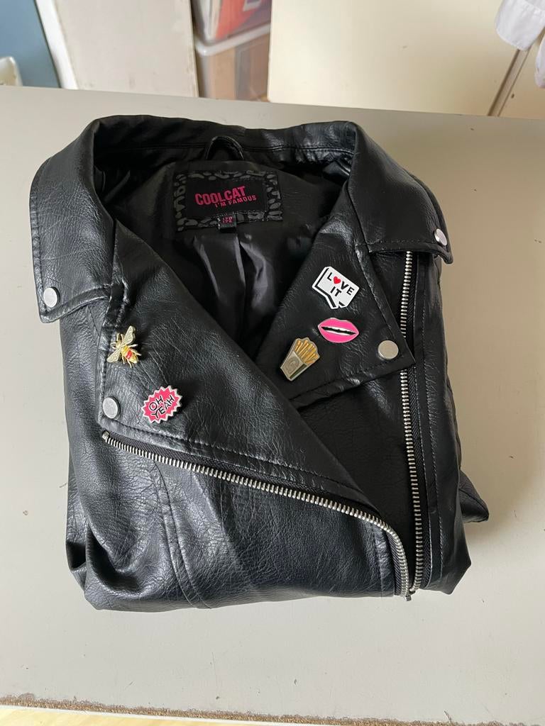 CoolCat Zwart Imitatie Leren Jasje met Pins, Ophalen, Zo goed als nieuw, Maat 34 (XS) of kleiner, Zwart