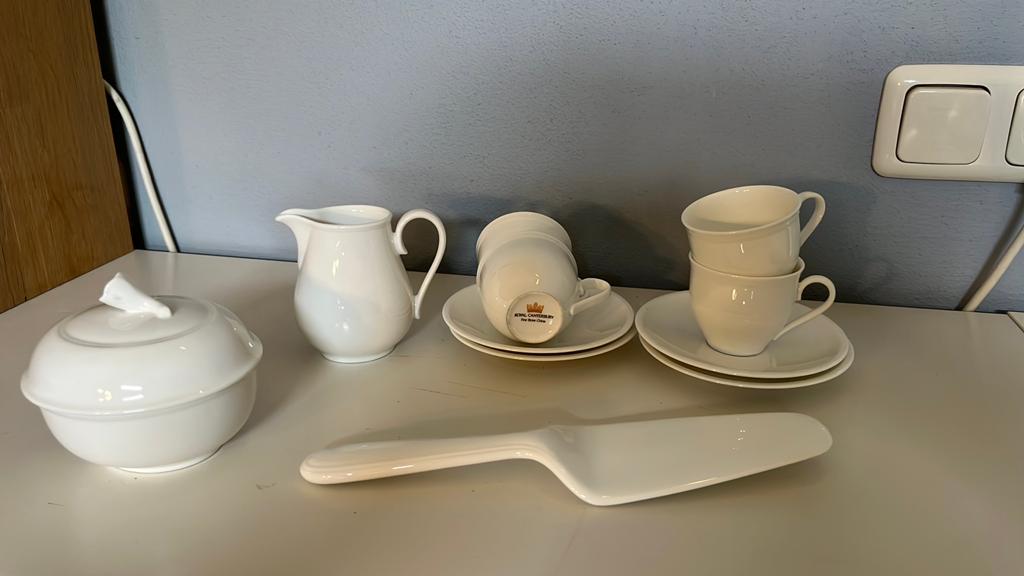 4 koffiekopjes, melkkannetje, suikerpot van Royal canterbury, Ophalen, Overige typen, Zo goed als nieuw, Overige stijlen