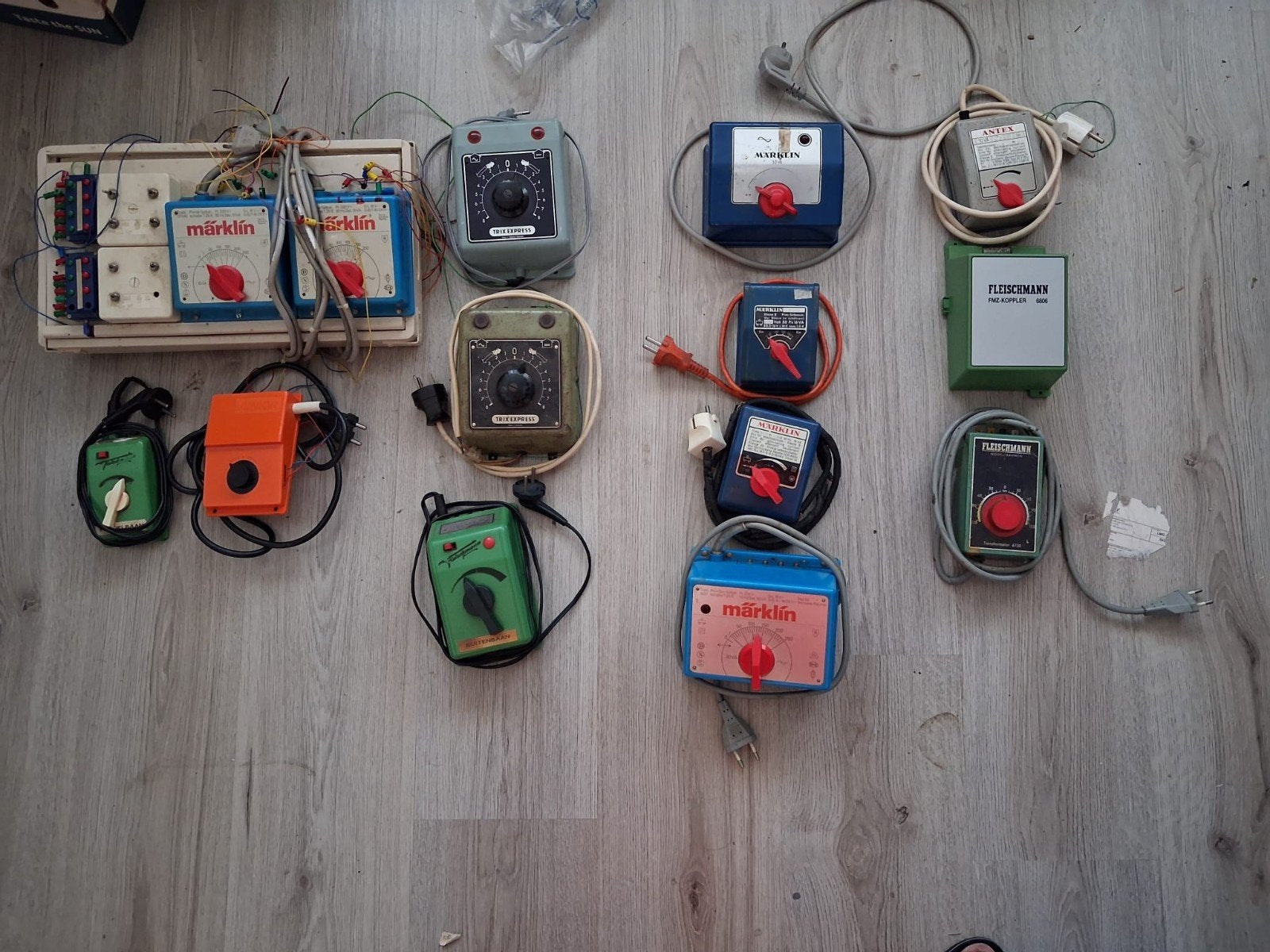 Partij 14 stuks Marklin Fleischmann transformators Een koop, Hobby en Vrije tijd, Modeltreinen | H0, Ophalen of Verzenden, Gebruikt