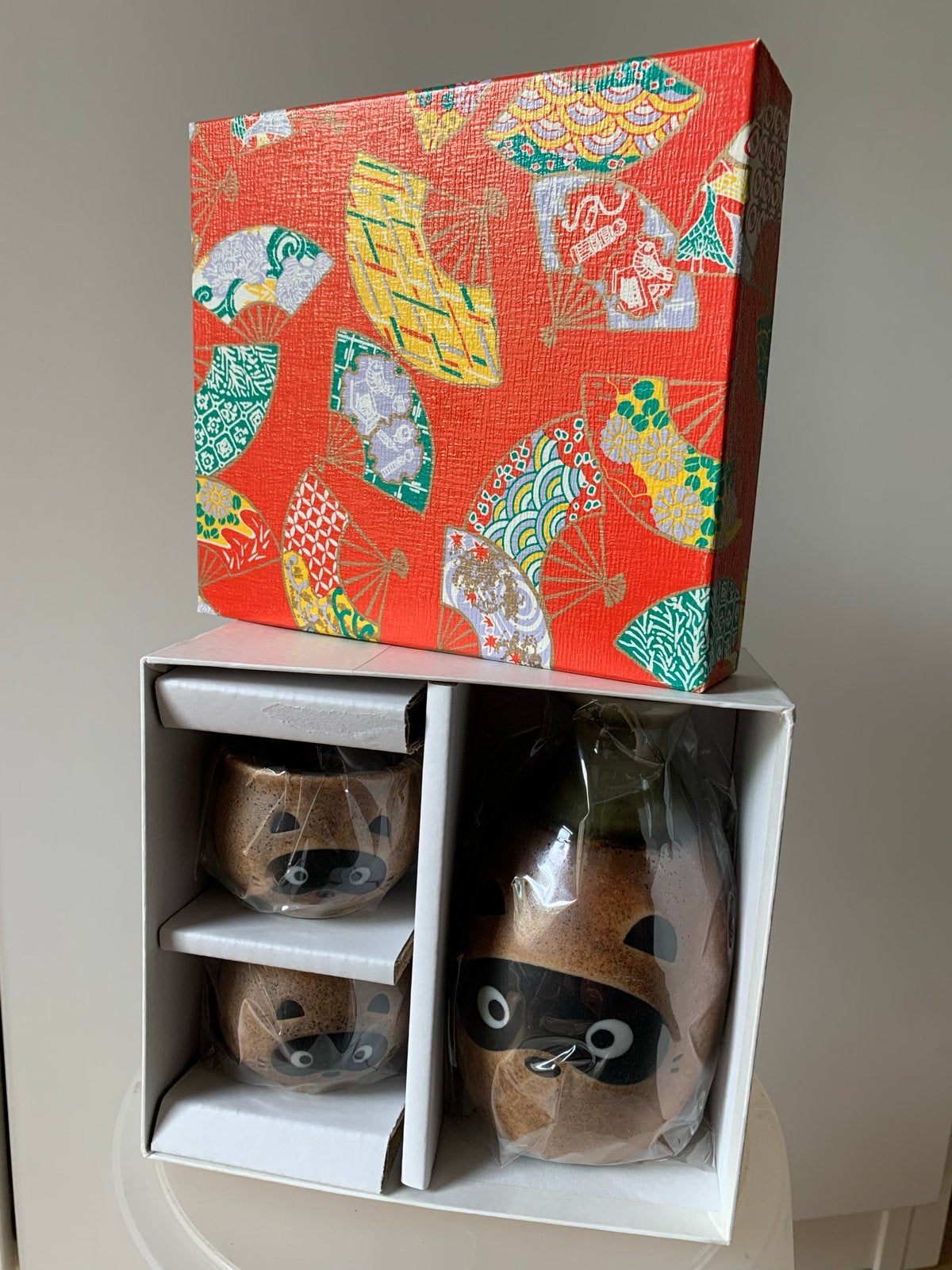 Sake set uit Japan, wasbeer design, nieuw in doos, Aziatisch, Overige merken, Keramiek, Overige typen