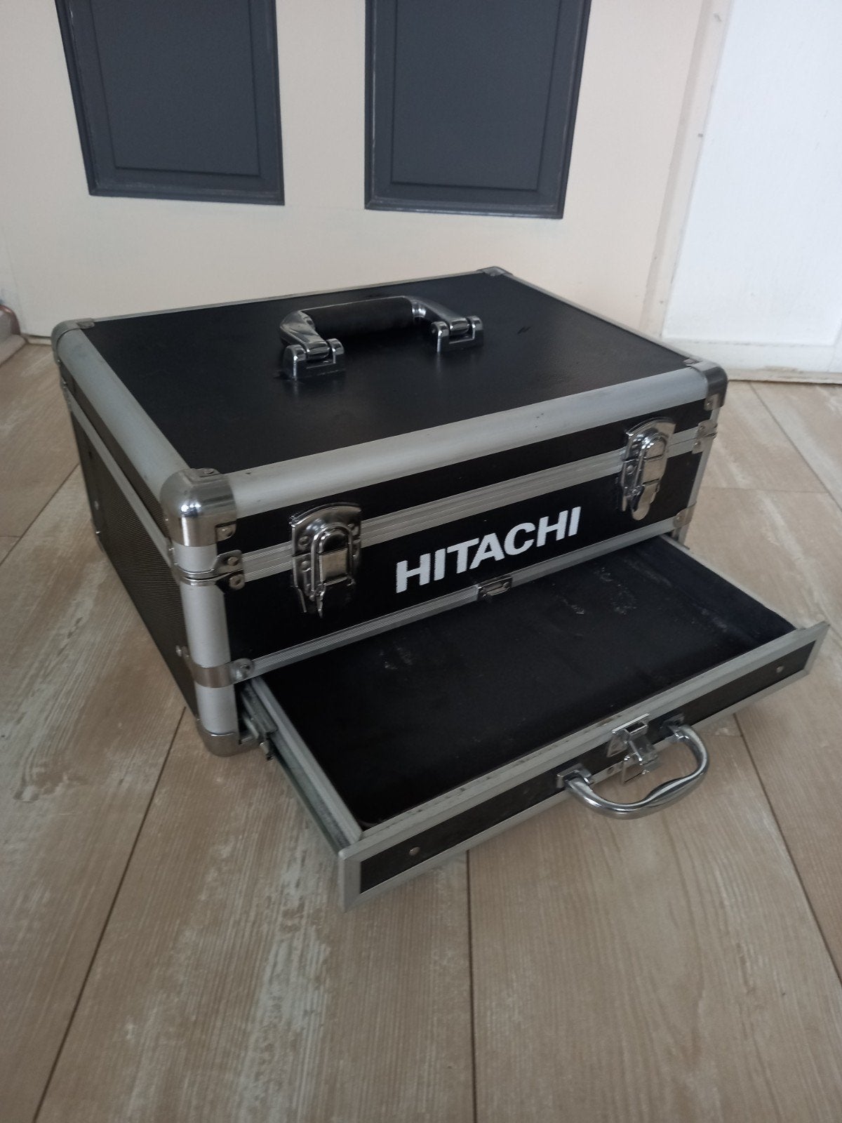 Hitachi kist/koffer met lade
Nog in goede staat
Afmetingen h, Ophalen, Gebruikt