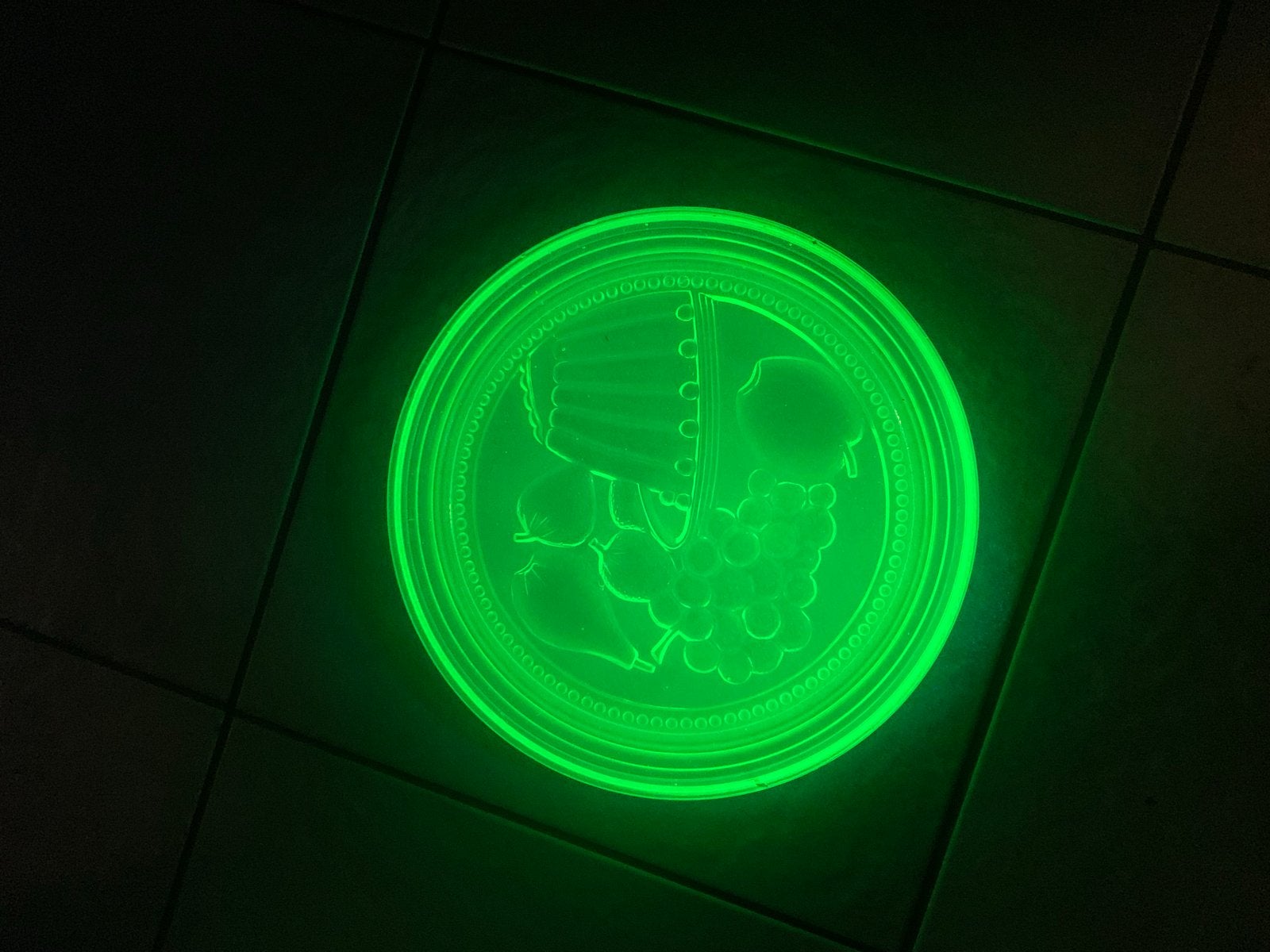 Vintage Uraniumglas Bord - Uniek Decoratief Stuk, Antiek en Kunst, Ophalen