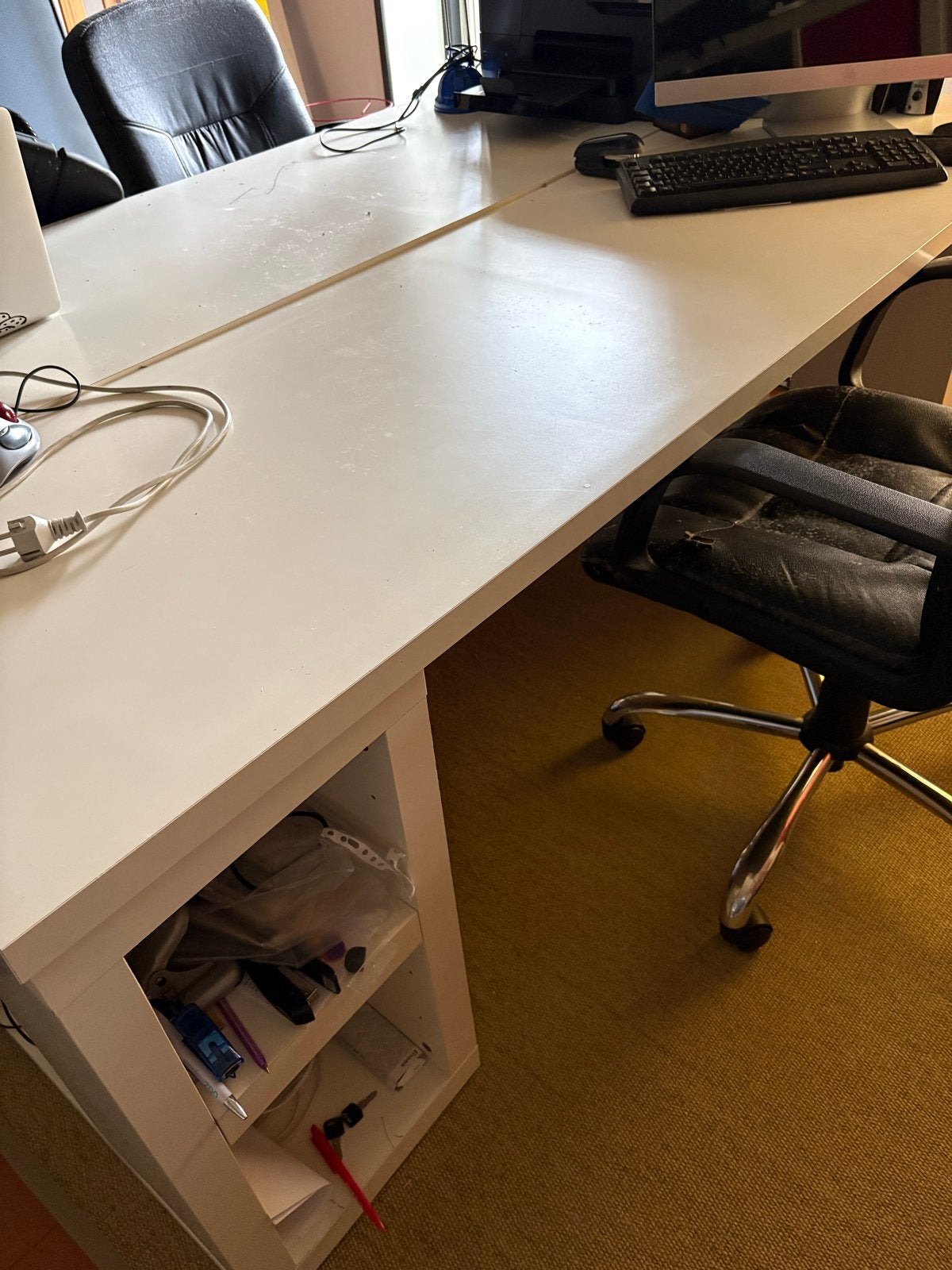 Groot wit bureau met opbergruimte - ideaal voor thuiskantoor, Huis en Inrichting, Bureaus, Ophalen, Opbergruimte, Gebruikt, Spaanplaat of MDF