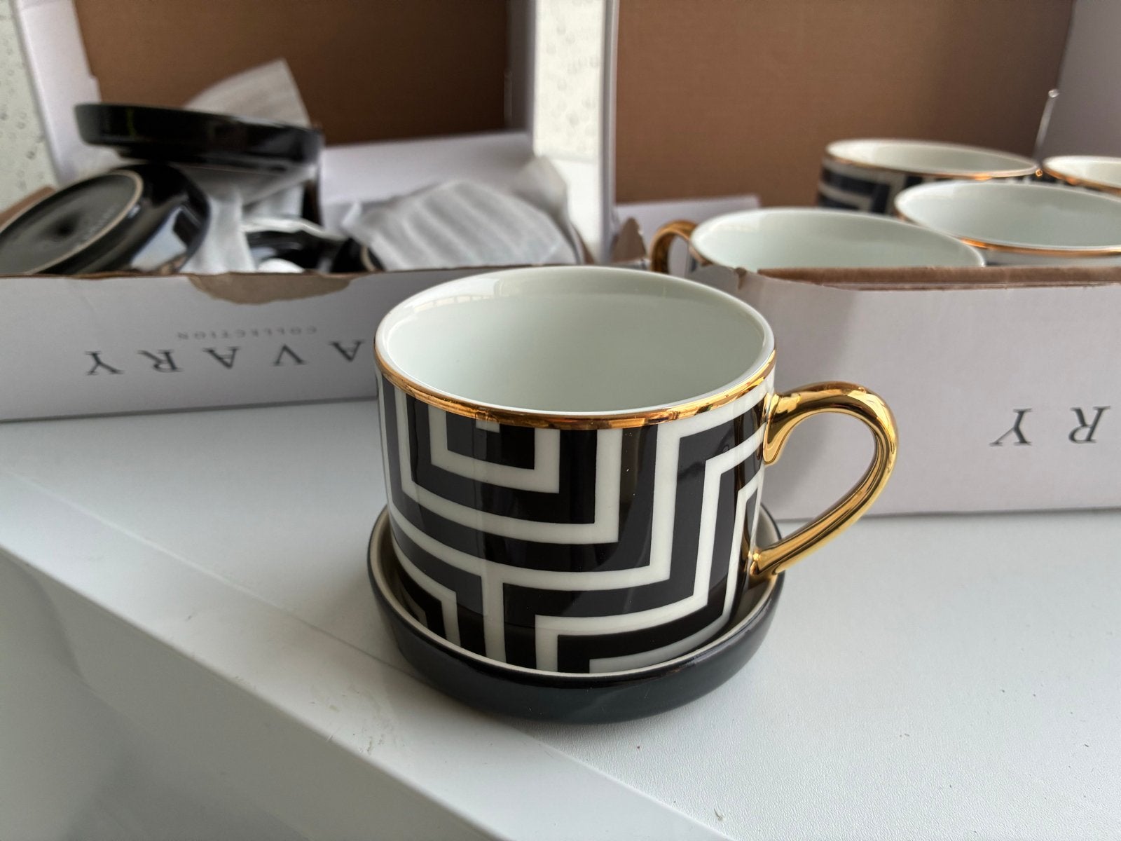 6 kopjes met schoteltjes - Zwart/Goud geometrisch patroon, Huis en Inrichting, Keuken | Servies, Keramiek, Nieuw, Ophalen of Verzenden