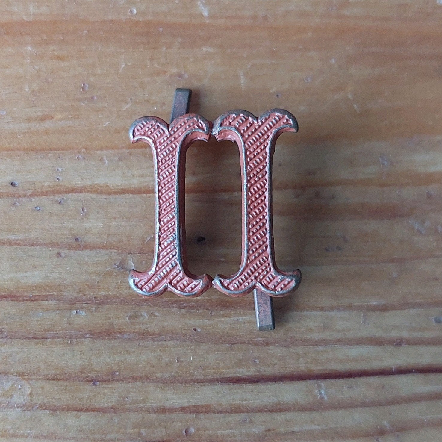 Oranje metalen Romeinse cijfer 2., Ophalen of Verzenden, Landmacht, Nederland, Embleem of Badge