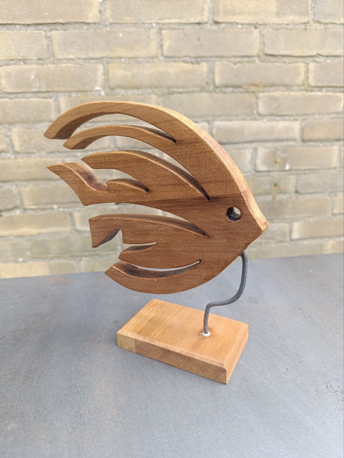 Houten vis sculptuur op sokkel, Minder dan 20 cm, Ophalen of Verzenden, Zeeleven, Beeld