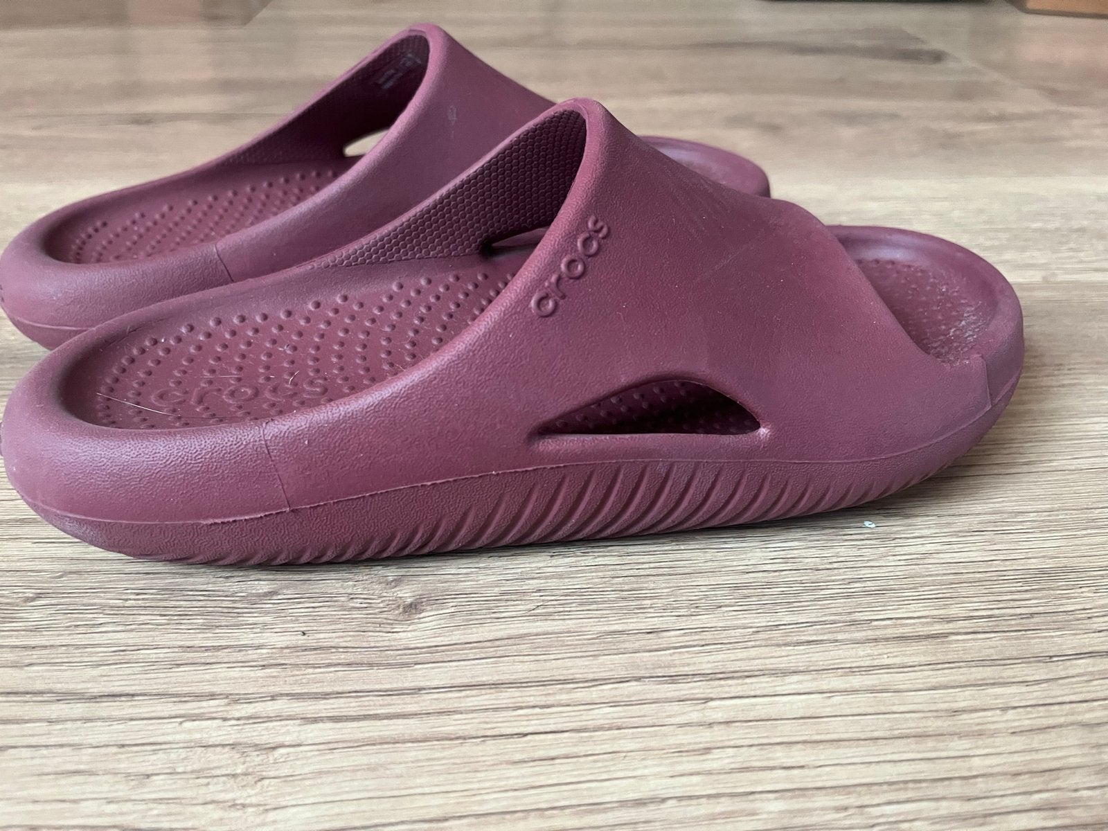 Crocs slippers - z.g.a.n. bordeaux, Ophalen of Verzenden, Zo goed als nieuw, Rood, Slippers
