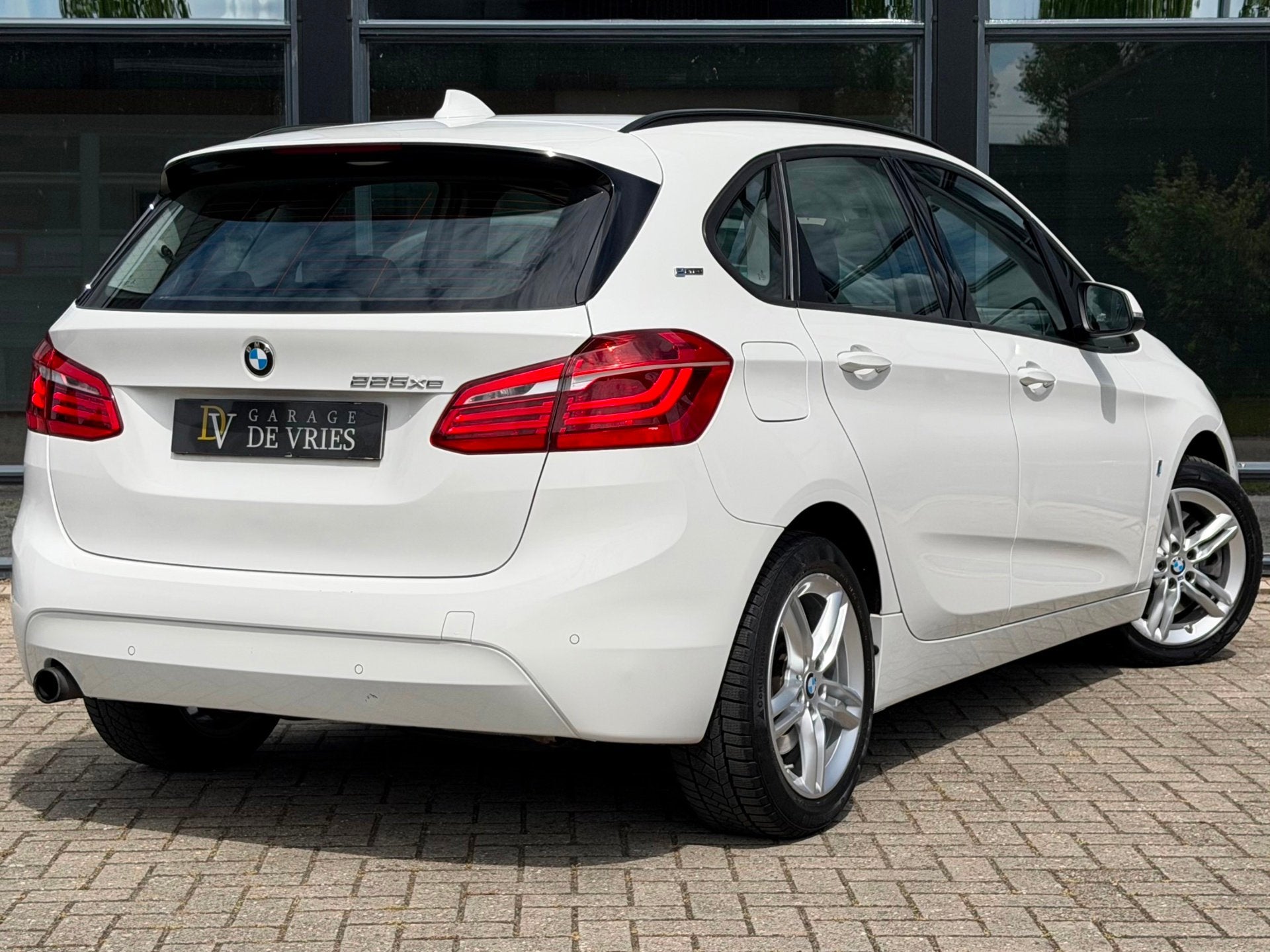 BMW 2-serie Active Tourer 225xe Plug-in Hybrid 224pk Executi, Auto's, Automaat, Stof, Gebruikt, Wit