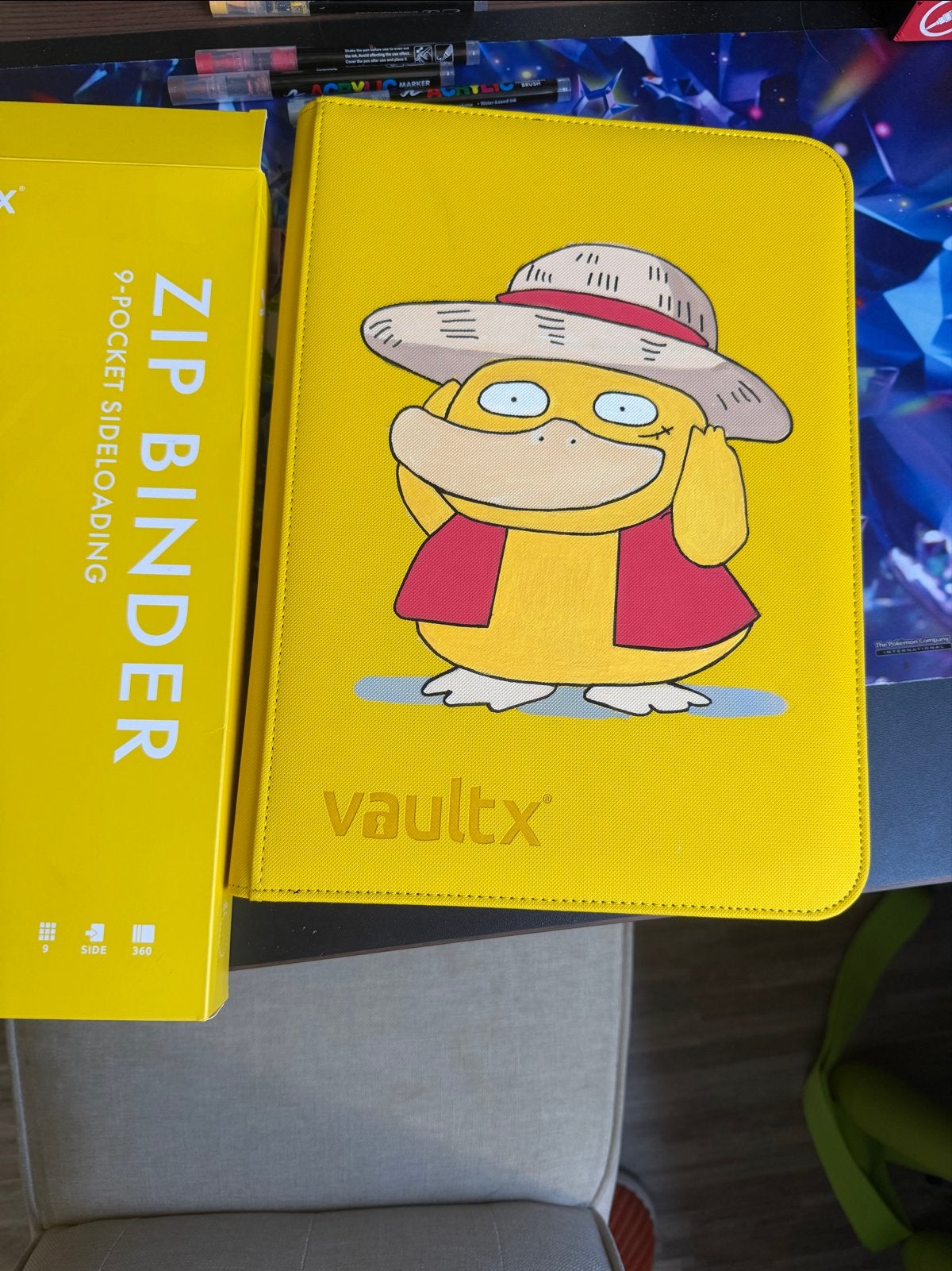 VaultX 9-pocket zijlader map met custom Psyduck design, Hobby en Vrije tijd, Verzamelkaartspellen | Pokémon, Ophalen of Verzenden