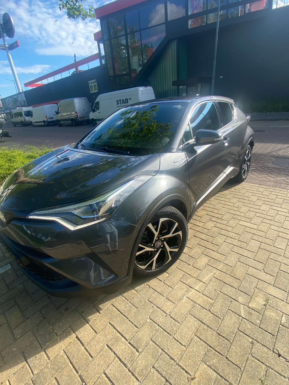 Toyota C-HR 1.8 Hybrid dynamic/team D 2019 metallic grijs, Auto's, 725 kg, 4 cilinders, Parkeerassistent, 98 pk