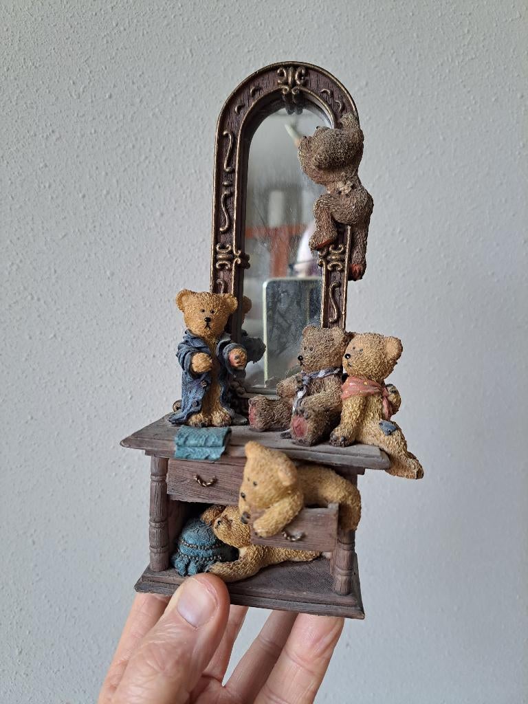 Beren zittend op een kast met spiegel, kunsthars 9.5x8x21cm, Verzamelen, Ophalen of Verzenden, Zo goed als nieuw, Beeldje, Overige merken