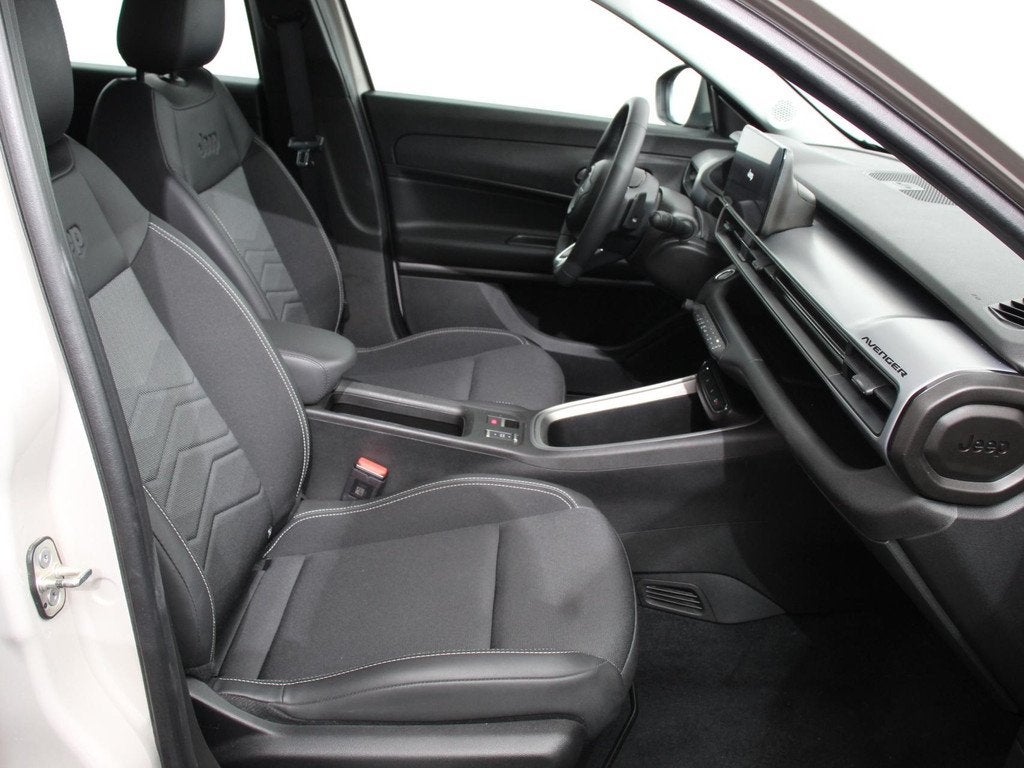 Jeep Avenger 1.2 e-Hybrid Altitude Automaat Climate control, Auto's, Jeep, Stof, Gebruikt, 1199 cc, Parkeersensor