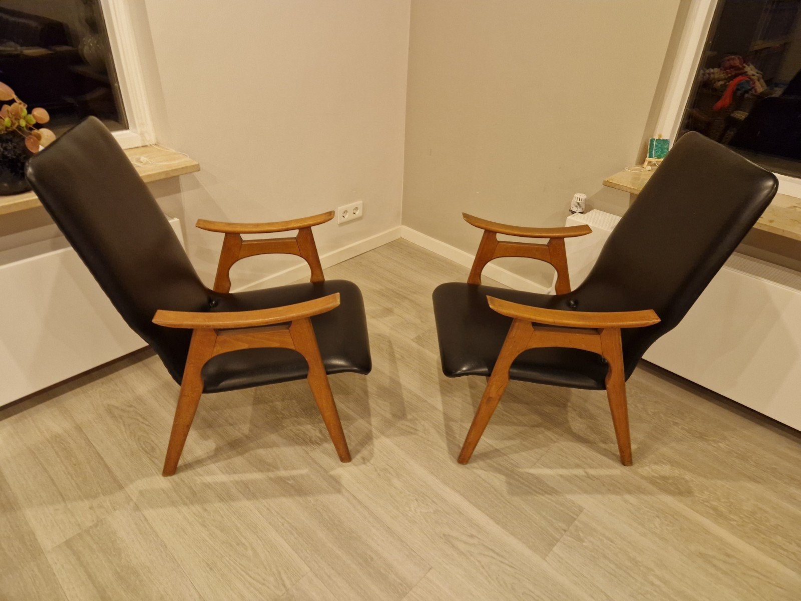 Set van 2 mid century stoelen (stijl Louis van Teeffelen) st, Ophalen