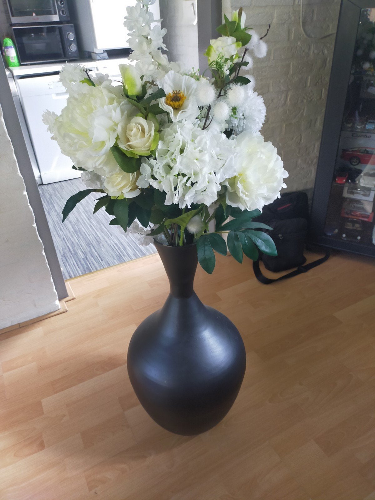 vaas met kunstbloemen, Ophalen