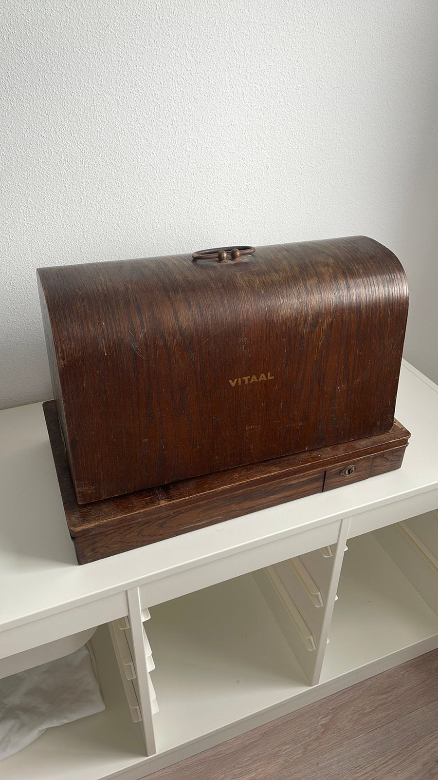 Antieke Vitaal naaimachine met houten kap, Ophalen