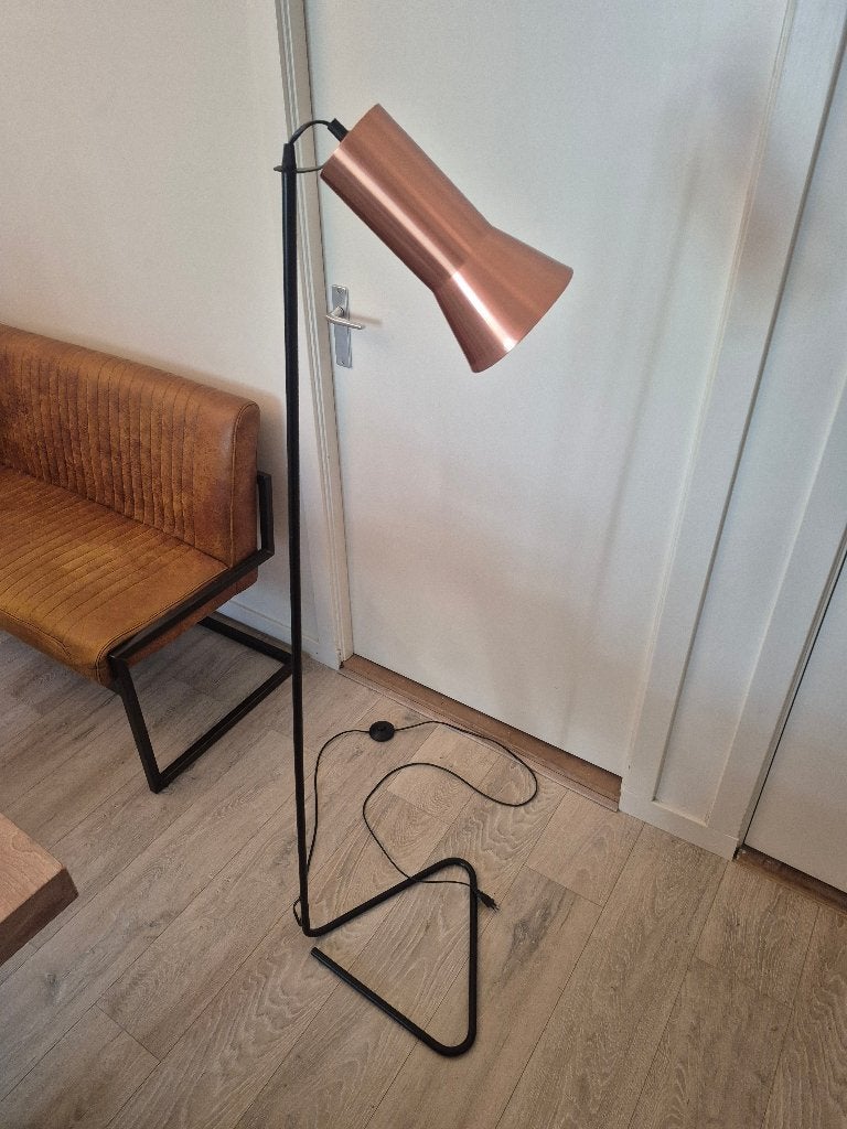 Staande lamp koperkleurig, Huis en Inrichting, Lampen | Vloerlampen, Ophalen, Hip, modern, E27 (groot), Zo goed als nieuw