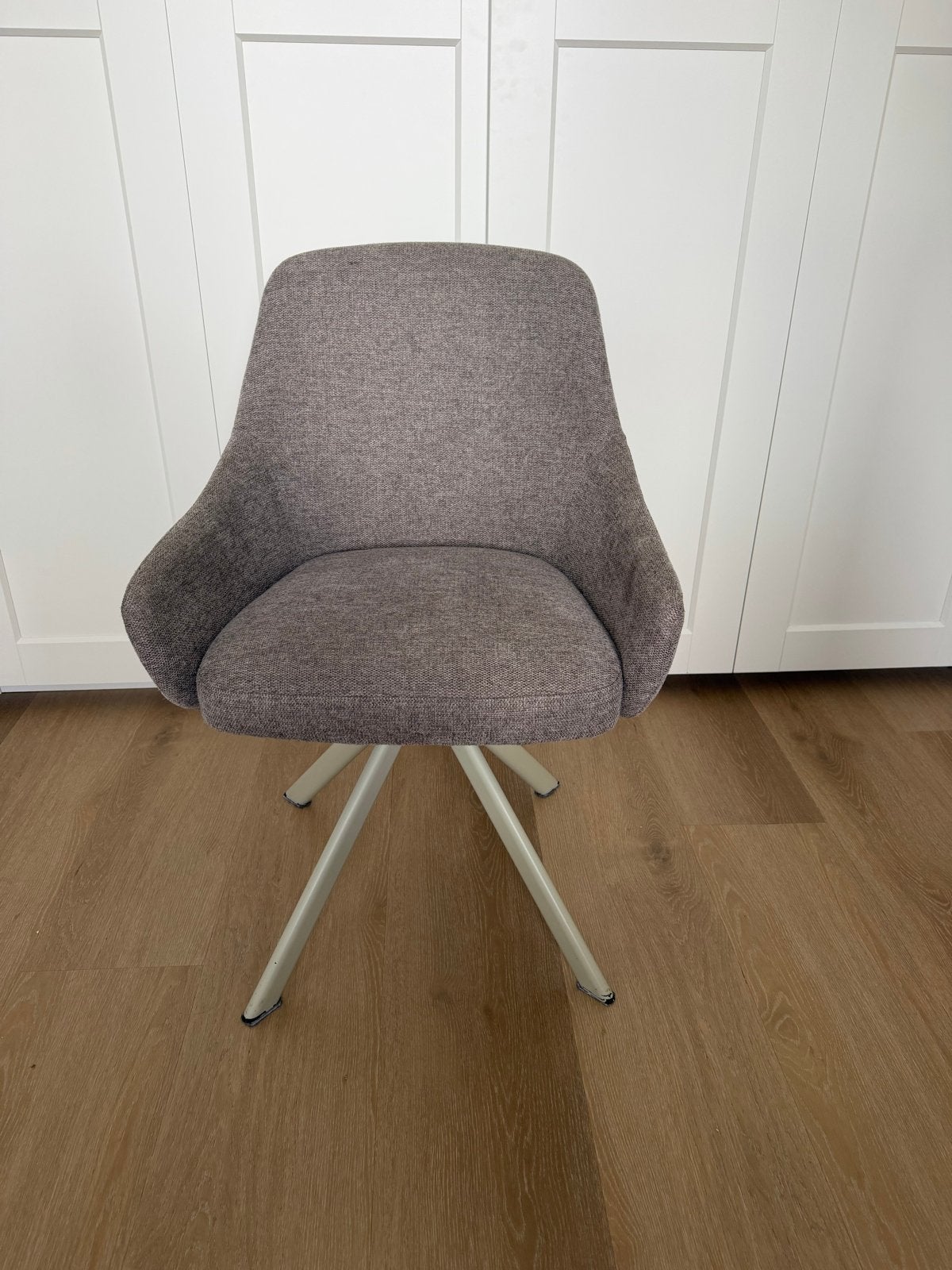 JYSK Rostrup draai eetkamerstoel - stof taupe / beige poten, Gebruikt, Overige kleuren, Ophalen of Verzenden, Eén