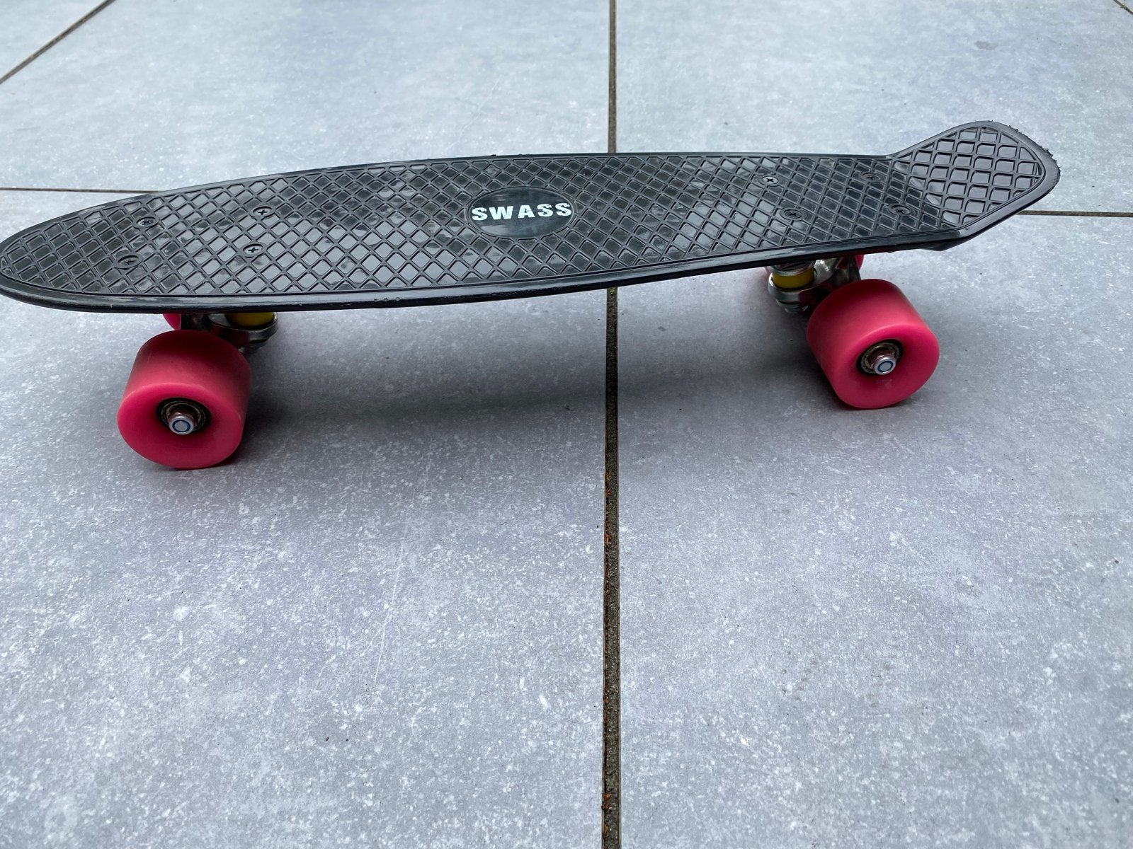 Swass Vinyl Cruiser Skateboard - Zwart met roze wielen, Ophalen, Gebruikt, Skateboard