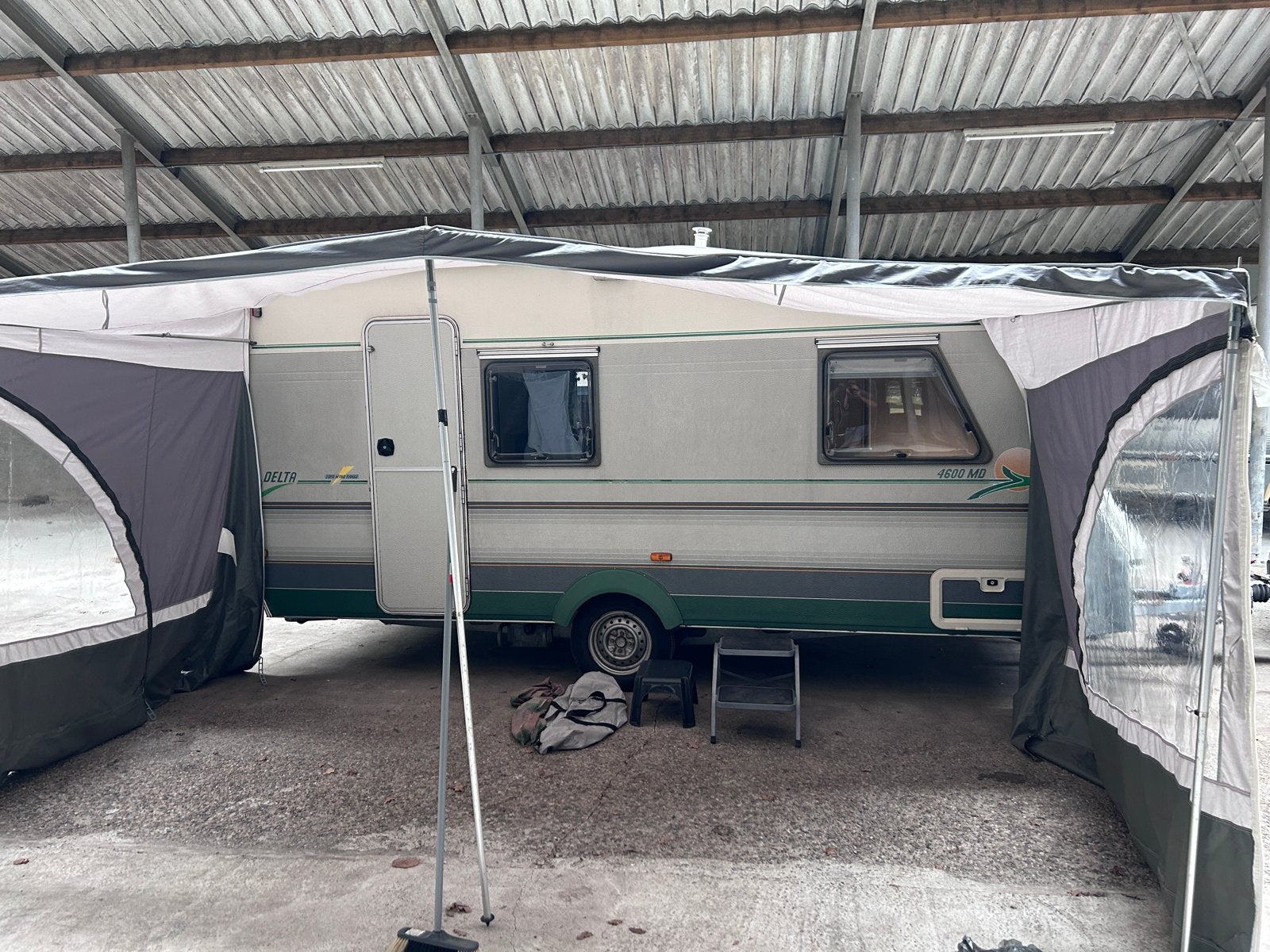 Delta 4600 MD Euro Wing Range (1997) - Complete gezinscarava, Caravans en Kamperen, Caravans, Omvormbare zithoek, Treinzit, Particulier
