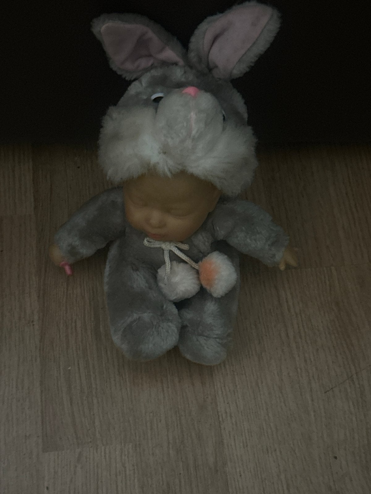 Schattige babypop in konijnenpak, Ophalen of Verzenden, Gebruikt, Babypop