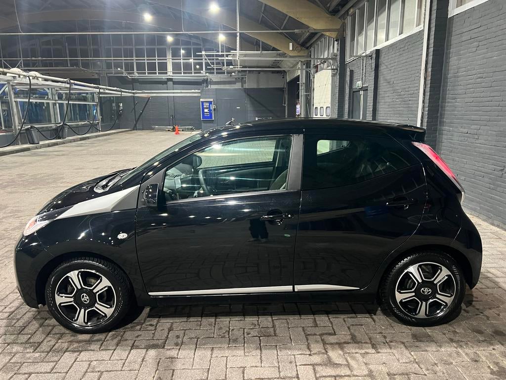 Toyota Aygo 1.0 12V Vvt-i Ddrs 2015 Zwart NAP nieuwe APK!!, Auto's, Voorwielaandrijving, Euro 5, Stof, Zwart