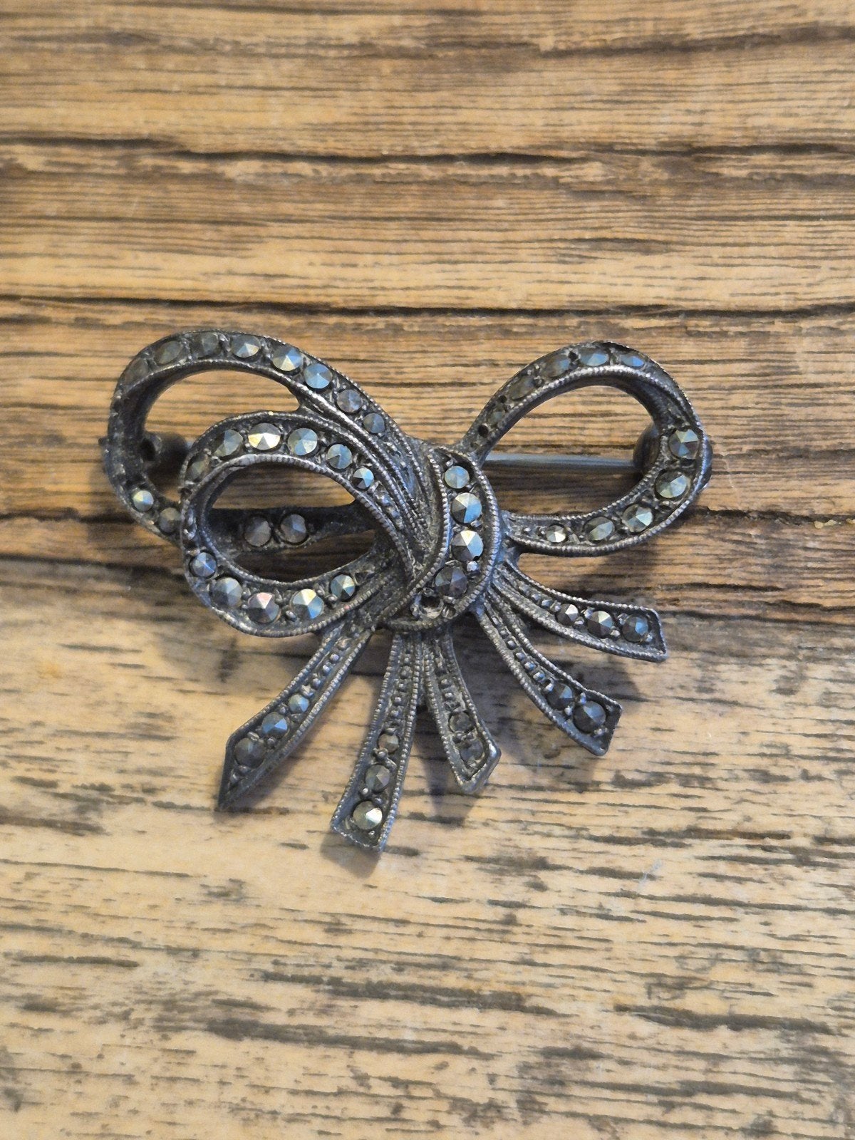 Vintage Zilveren Strik Broche met Markasiet, Gebruikt, Minder dan 4 cm, Ophalen of Verzenden, Met edelsteen