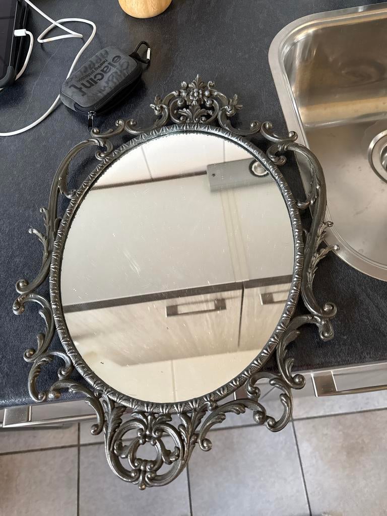 Antieke spiegel met sierlijk metalen frame, Antiek en Kunst, Antiek | Spiegels, Minder dan 50 cm, Minder dan 100 cm, Ovaal, Ophalen of Verzenden