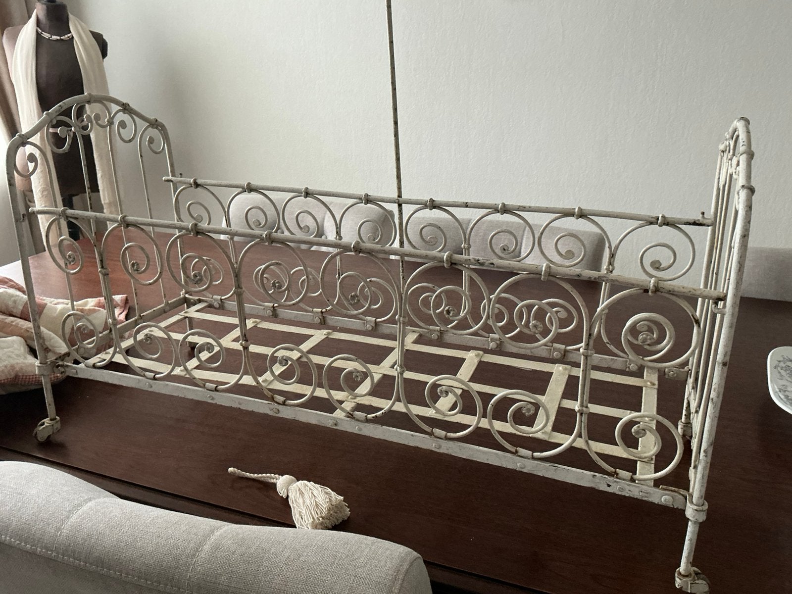 Brocante ijzeren poppenbedje op wieltjes, Ophalen