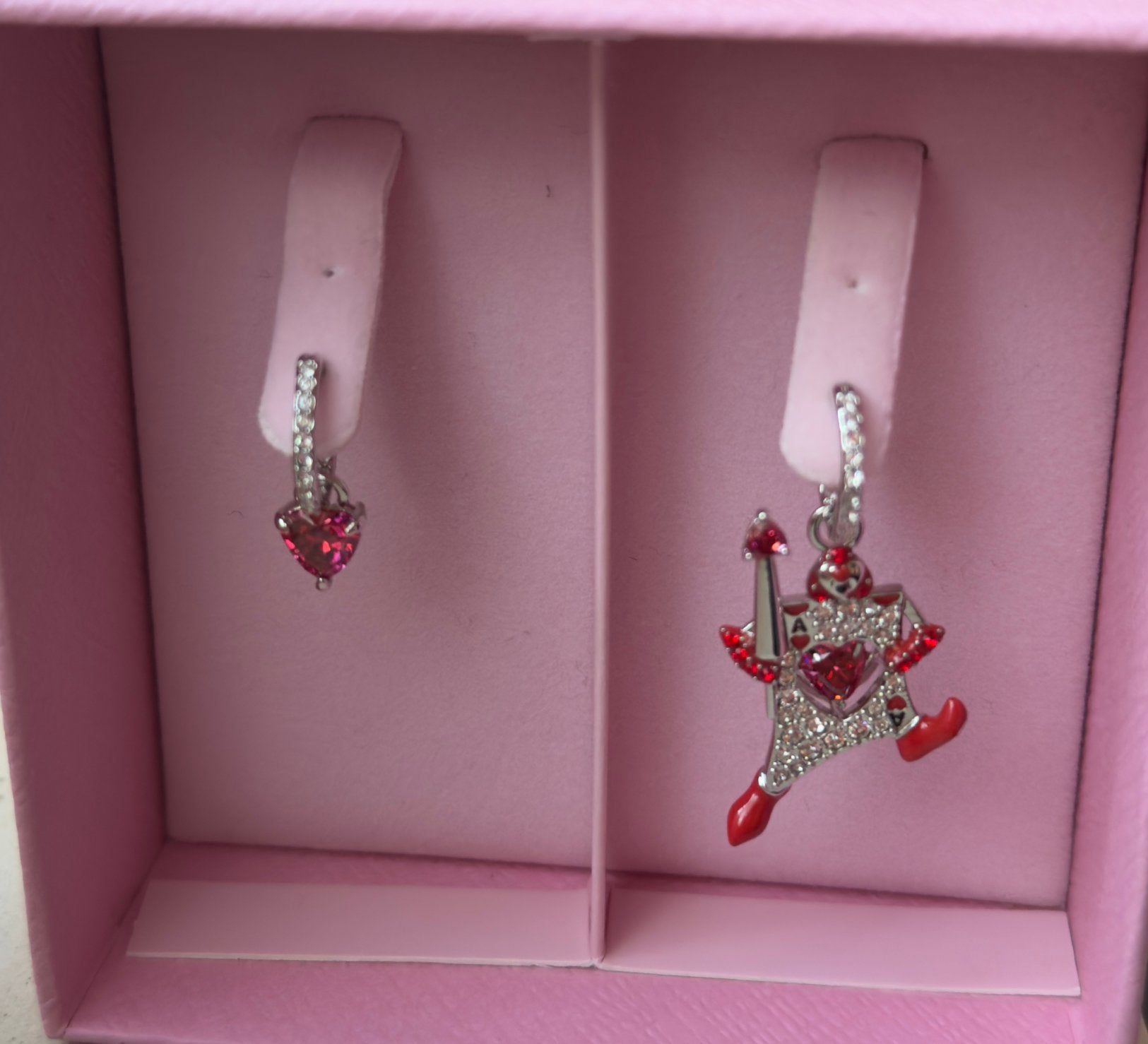 Alice in Wonderland Swarovski 5682810 Heart Card oorbellen, Met kristal, Overige materialen, Hangers, Ophalen of Verzenden