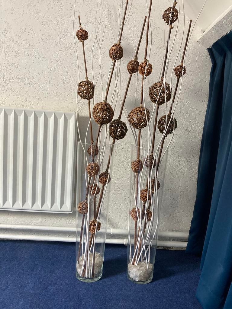 Twee hoge glazen vazen , gevuld met decoratieve takken, Ophalen, Overige kleuren, 50 tot 75 cm, Glas