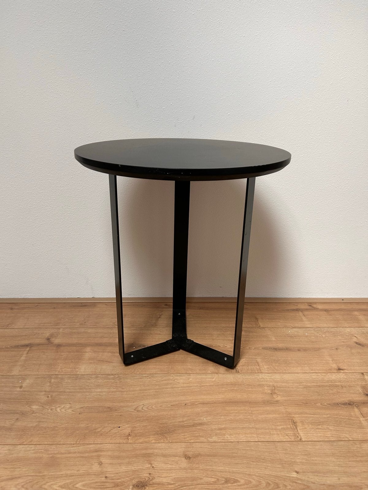 Zwart rond bijzettafeltje met metalen onderstel, Ophalen, Minder dan 45 cm, Minder dan 55 cm, Gebruikt