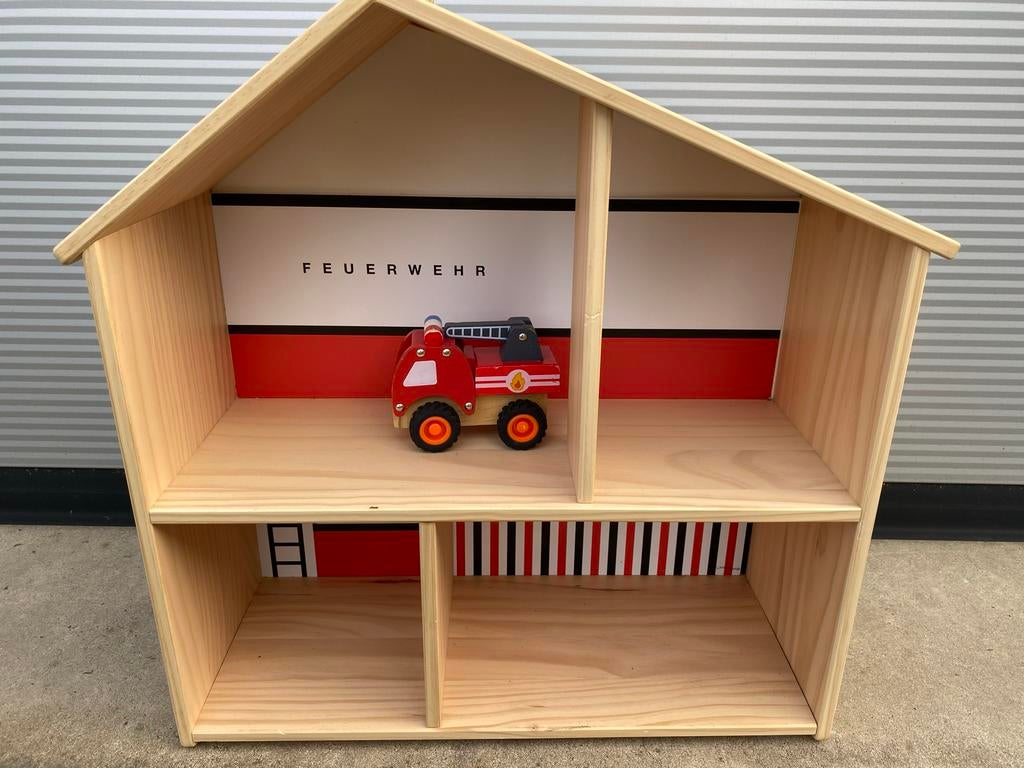 Houten poppenhuis/brandweerkazerne met brandweerauto, Ophalen, Nieuw, Jongen of Meisje