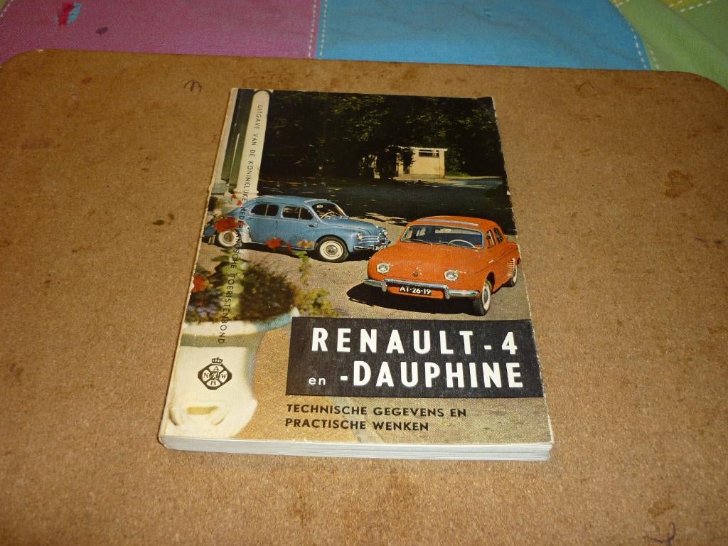 Mooi boek Renault - 4 en Dauphine in zeer goede staat, Boeken, Ophalen of Verzenden, Zo goed als nieuw, Renault