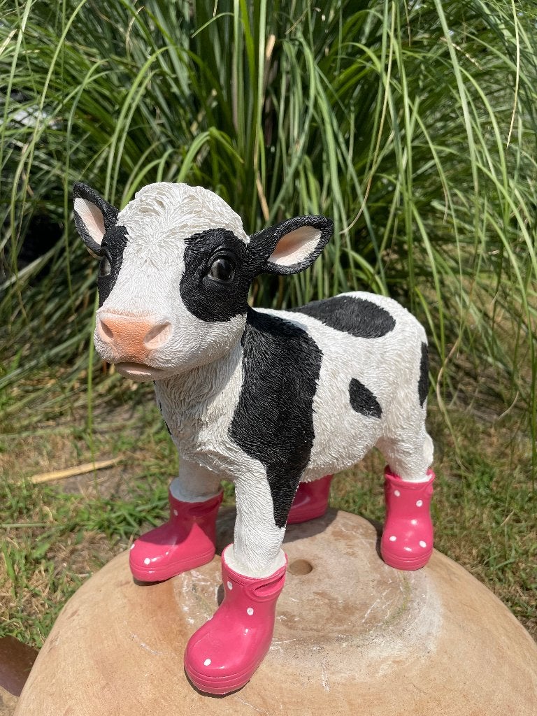 Kalf koe Fuchsia laarsjes tuin boerderij kado 30cm, Ophalen of Verzenden, Nieuw, Kunststof, Dierenbeeld