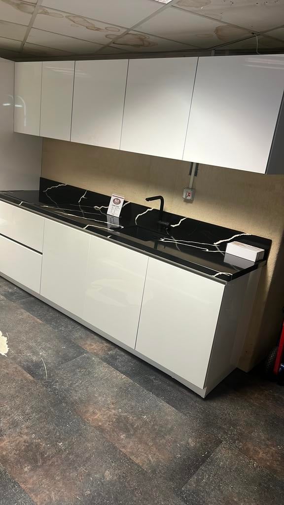 Schmidt Showmodel keuken met composiet werkblad uitverkoop!, Ophalen, Wit, Nieuw, Enkelwandige keuken