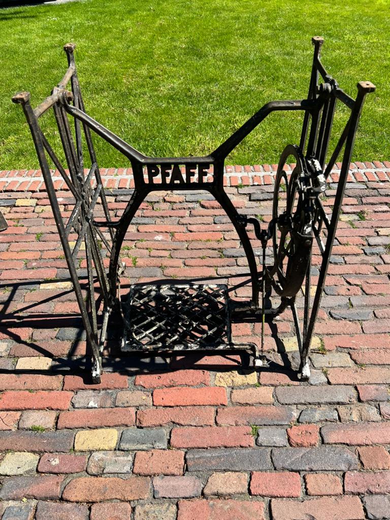Onderstel oude trap naaimachine, Ophalen