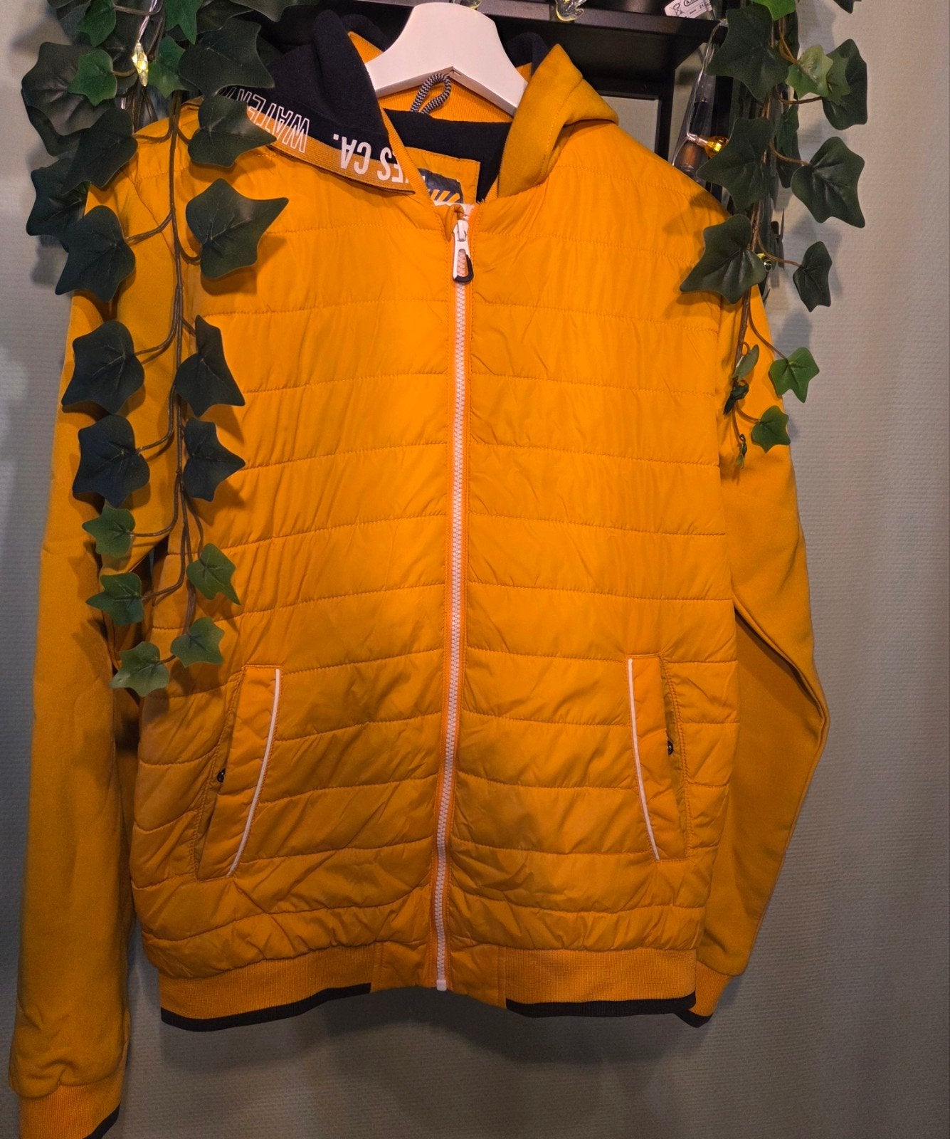 Gele gewatteerde jas van WE-maat 170/176, WE Outdoor Adventures, Ophalen of Verzenden, Zo goed als nieuw, Jongen