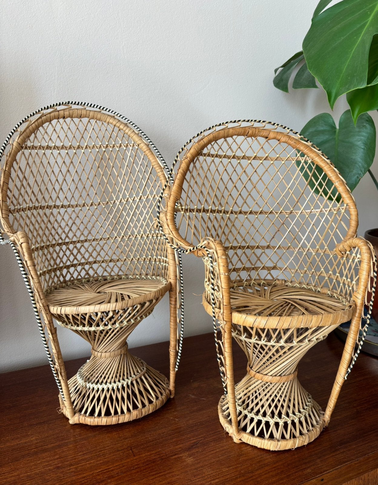 Twee keer vintage rieten poppenstoel, Verzamelen, Ophalen of Verzenden, Zo goed als nieuw, Poppenhuis
