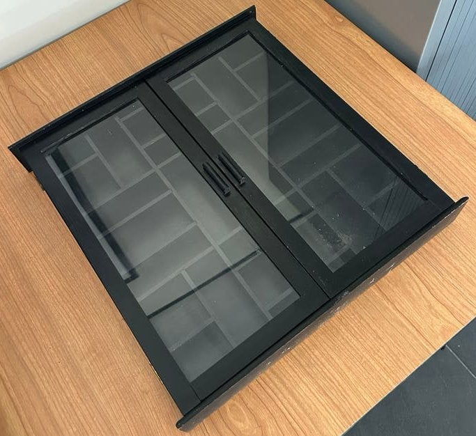 Vintage zwarte Ikea displaykast met glazen deurtjes, Verzamelen, Ophalen of Verzenden, Gebruikt