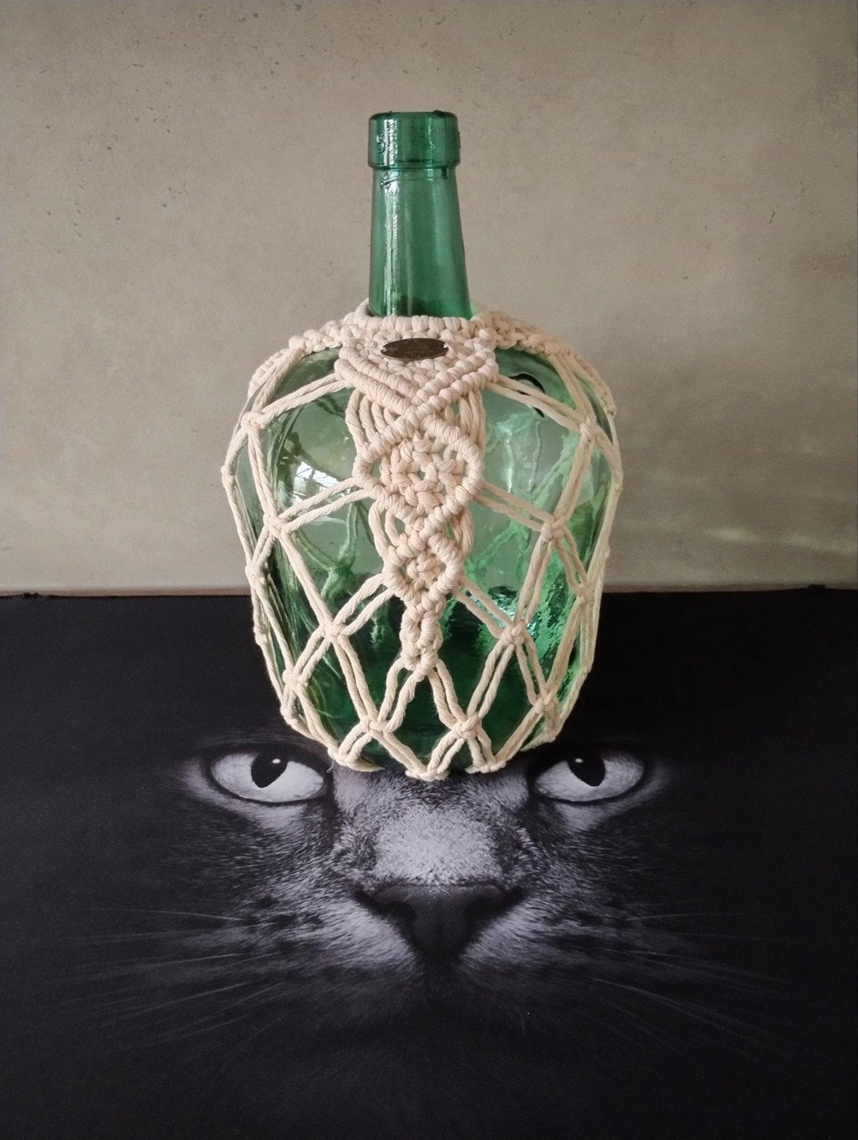 Groene glazen fles met macramé omhulsel. Sisters Forever., Ophalen of Verzenden, Glas