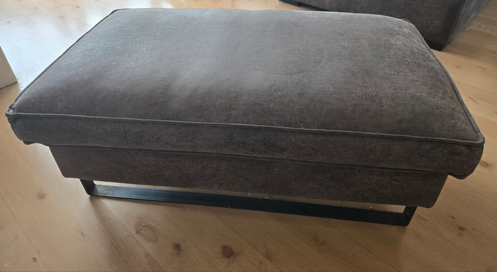 Grote bruine poef met metalen onderstel, Ophalen, Gebruikt, 100 tot 125 cm, Stof