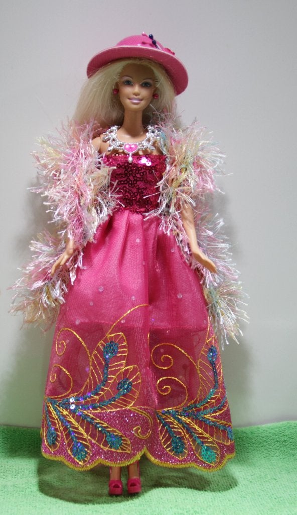 'Barbie' 113: feestjurk, stola, hoed, schoenen, ketting, Verzenden, Nieuw, Barbie