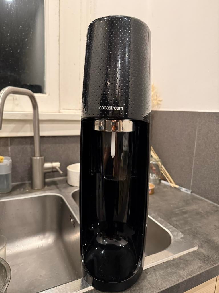 SodaStream met 2 flessen en volle CO2-cilinder, Ophalen of Verzenden, Gebruikt