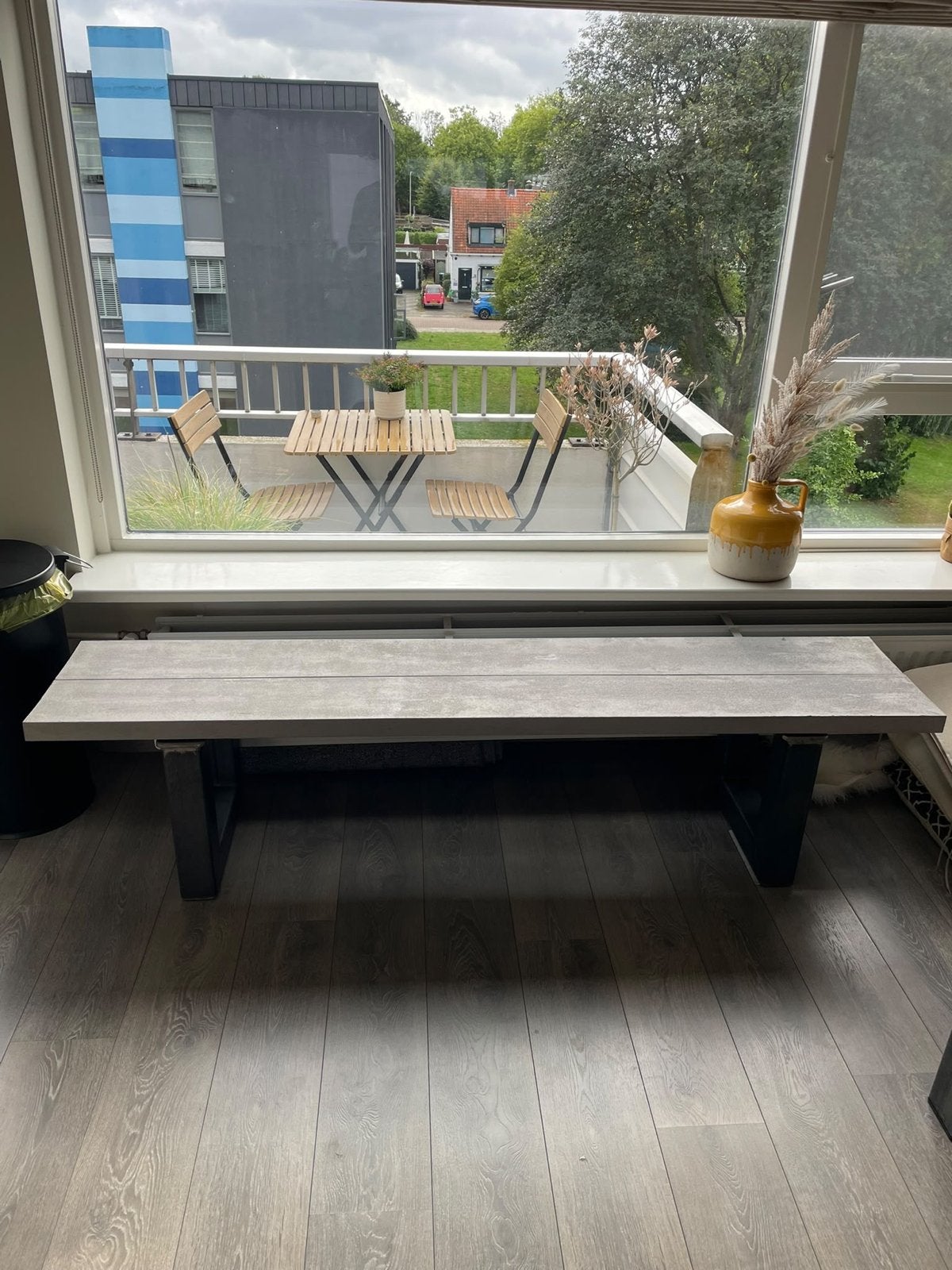 Robuuste houten bank met metalen onderstel, Ophalen, Twee, Zo goed als nieuw, Grijs